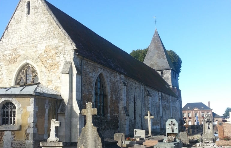 L’église et la croix monumentale du vieux cimetière