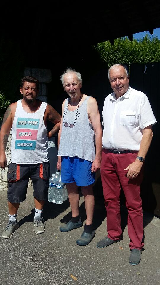 Distribution de packs d’eau dans le contexte de la canicule